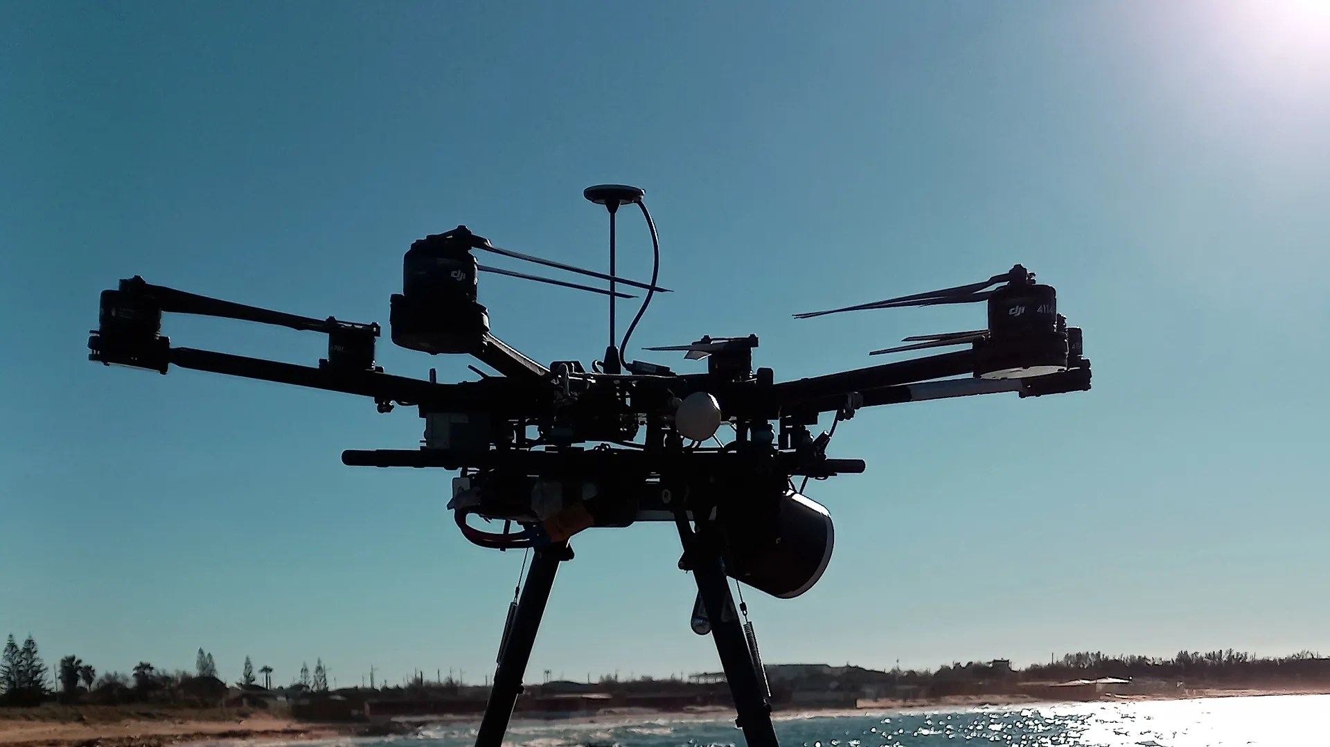 Drone professionale in controluce su una scogliera al tramonto